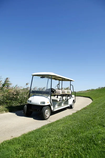 Carros Golf Blancos Campo Golf Verde —  Fotos de Stock