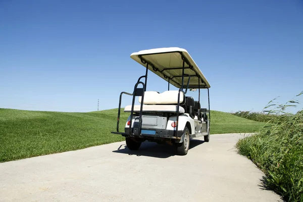 Weiße Golfkarren Auf Dem Grünen Golfplatz — Stockfoto