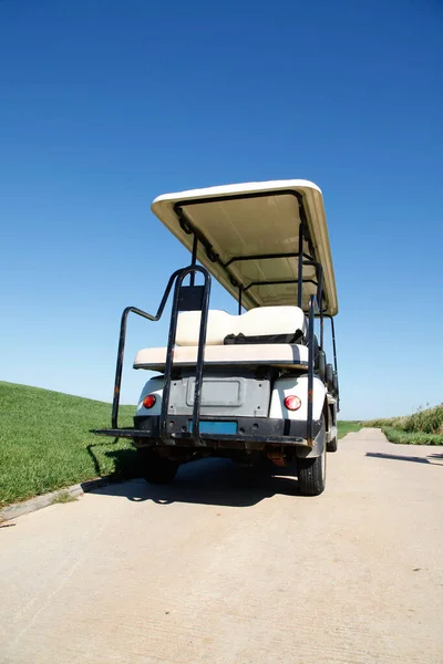 Weiße Golfkarren Auf Dem Grünen Golfplatz — Stockfoto