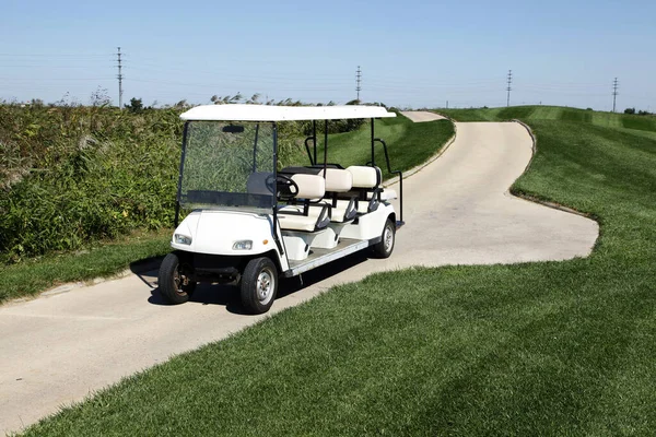 Weiße Golfkarren Auf Dem Grünen Golfplatz — Stockfoto