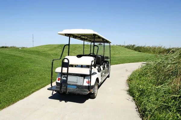 Chariots Golf Blancs Sur Terrain Golf Vert — Photo