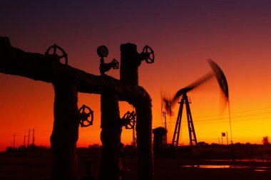 Petrol sahası, petrol boru hattı ve siluetin pompalama ünitesi.