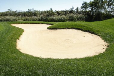 Golf sahasında kum deposu.