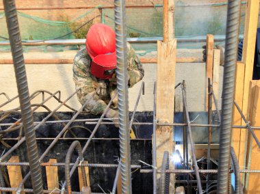 İnşaat işçileri şantiyede çalışıyor