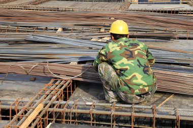 İnşaat işçileri şantiyede çalışıyor