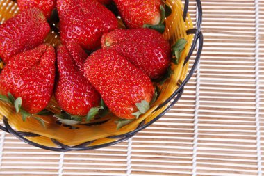 Çilek bir çeşit lezzetli meyvedir, yakın plan.