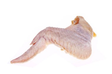 Taze tavuk kanatları, yakın plan, beyaz arka plan.