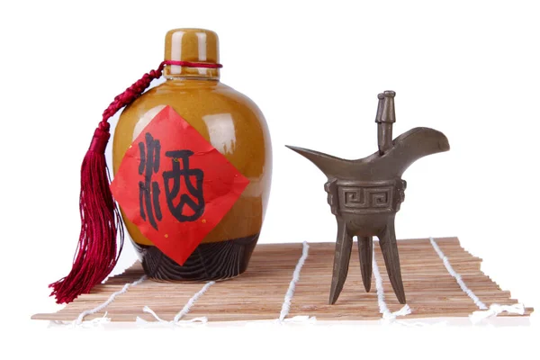 伝統的な中国酒と青銅製のカップ — ストック写真