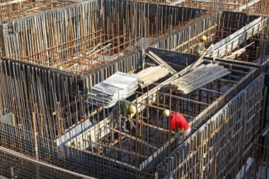 İnşaat alanında beton dökme için çerçeve takviye içine metal çubuklar barlar örgü Oluşturucu işçi