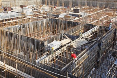 İnşaat alanında beton dökme için çerçeve takviye içine metal çubuklar barlar örgü Oluşturucu işçi