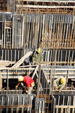 İnşaat alanında beton dökme için çerçeve takviye içine metal çubuklar barlar örgü Oluşturucu işçi