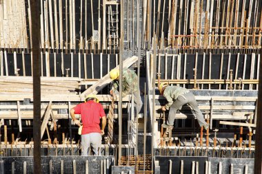 İnşaat alanında beton dökme için çerçeve takviye içine metal çubuklar barlar örgü Oluşturucu işçi