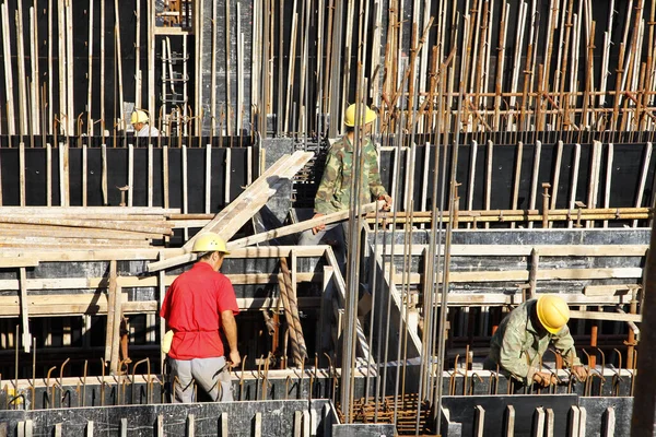 Trabalhador Construtor Tricô Barras Metal Barras Reforço Estrutura Para Derramamento — Fotografia de Stock