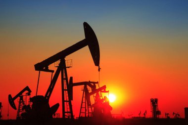 Akşamları, benzin pompasının ana hatları çok güzeldir.