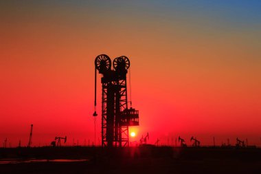 Kule tipi pompalama ünitesinin silüeti