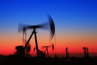 Akşamları, benzin pompasının ana hatları çok güzeldir.