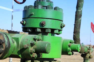 Petrol sahası, petrol boru hatları ve tesisleri