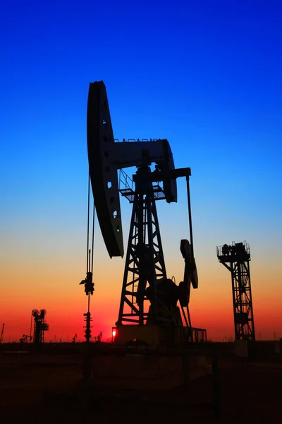 Сцена Нафтового Поля Вечір Променевого Насосного Агрегату Силуеті — стокове фото