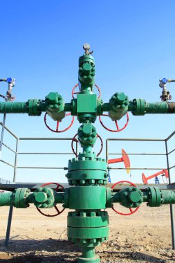 Petrol sahası, petrol boru hatları ve tesisleri