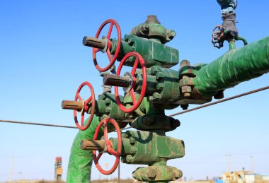 Petrol sahası, petrol boru hatları ve tesisleri