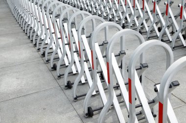 Tekerlekli kaydırma ve katlama bariyeri