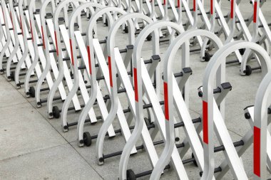 Tekerlekli kaydırma ve katlama bariyeri