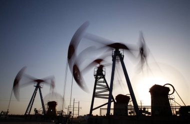 Akşamları, benzin pompasının ana hatları çok güzeldir.