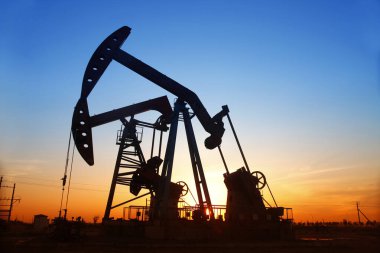 Akşamları, benzin pompasının ana hatları çok güzeldir.