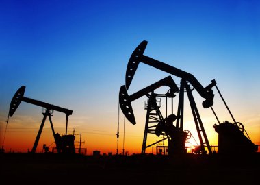 Akşamları, benzin pompasının ana hatları çok güzeldir.