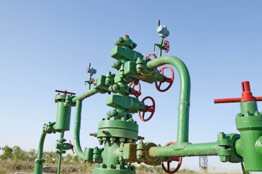 Petrol sahası, petrol boru hatları ve tesisleri