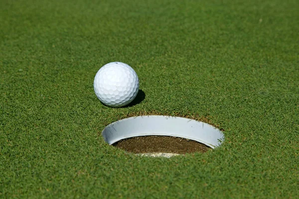 Golfball Auf Dem Rasen — Stockfoto