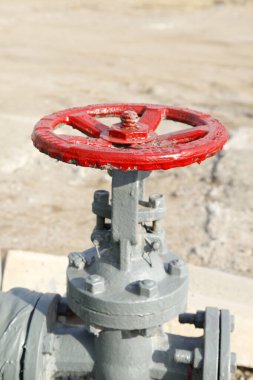 Petrol boru hattı vanası, mavi gökyüzünün altında, yakın plan.