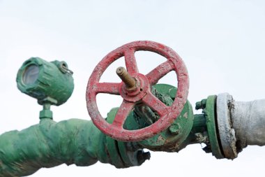 Petrol alanı boruları ve vanalar, yakın plan.