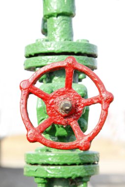 Petrol alanı boruları ve vanalar, yakın plan.