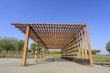 Parktaki gezinti alanı, ziyaretçilerin dinlenme yeri.