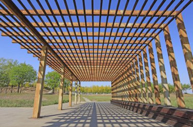 Parktaki gezinti alanı, ziyaretçilerin dinlenme yeri.