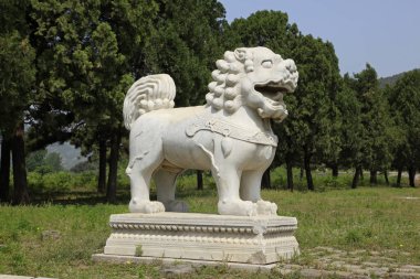 Qing dongling, heykeller, çok güzel oyulmuş.