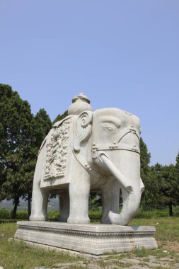 Qing dongling, heykeller, çok güzel oyulmuş.