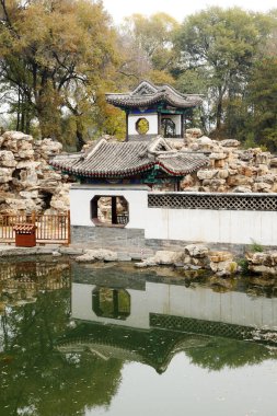 Çin klasik bahçesi, bir pavyon ve göletler, çok güzel.