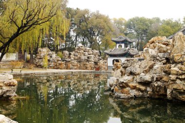 Çin klasik bahçesi, bir pavyon ve göletler, çok güzel.
