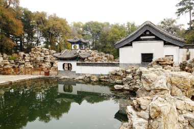 Çin klasik bahçesi, bir pavyon ve göletler, çok güzel.