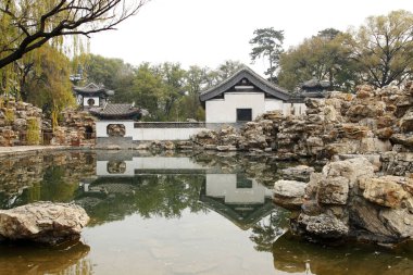 Çin klasik bahçesi, bir pavyon ve göletler, çok güzel.