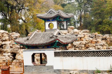 Çin klasik bahçesi, bir pavyonu ve kayalıkları var, çok güzel.