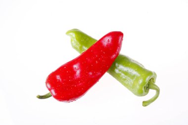 Beyaz arka planda renkli biberler