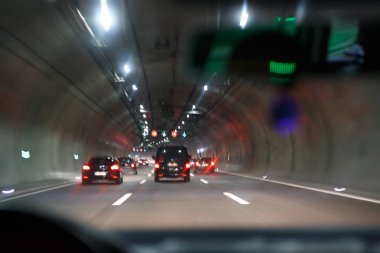 Tünel üzerinden araba araba; otoyol tüneli gece