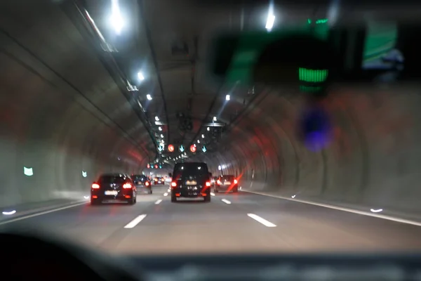 Автомобиль, проезжающий через туннель; шоссе туннель ночью — стоковое фото