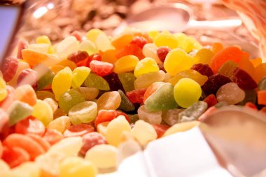 Renkli tatlı şekerler yığını kapat