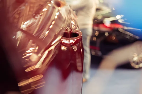 Détail couleur d'une poignée de porte de voiture rouge , — Photo