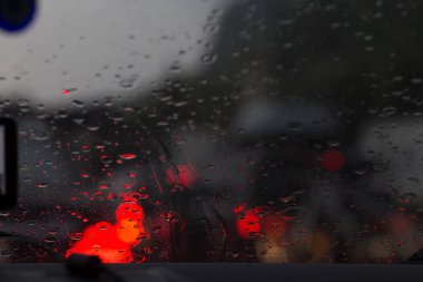 Bulanık görüntü bokeh ışıkları ve gece zamanında yağmur ile otomobil içinde