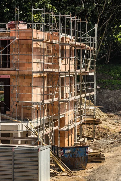 Bakgrund av att bygga byggarbetsplats. byggnad under uppförande med byggnadsställningar — Stockfoto